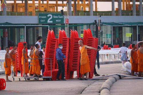 ภาพ No.322041:วันที่ 12 -13 เมษายน พ.ศ.2569 การเตรียมกล่องไทยธรรม + การขนย้ายเก้าอี้ เพื่องานถวายมหาสังฆทาน 40,000 กว่าวัดทั่วประเทศ วันคุ้มครองโลก 22 เมษายน พ.ศ.2569 วัดพระธรรมกาย