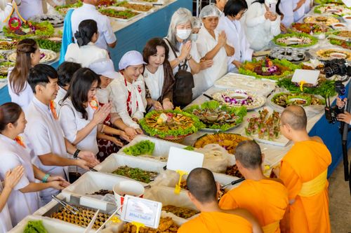 ภาพ No.303885:วันที่ 28 มกราคม พ.ศ. 2569 พิธีถวายภัตตาหารเป็นสังฆทาน แด่พระธรรมยาตรา ณ วัดพระธรรมกาย  จังหวัดปทุมธานี ในโครงการธรรมยาตรา กตัญญูบูชา มหาปูชนียาจารย์ พระมงคลเทพมุนี(สด จนฺทสโร) พระผู้ปราบมาร อนุสรณ์สถาน 7 แห่ง ปีที่ 14