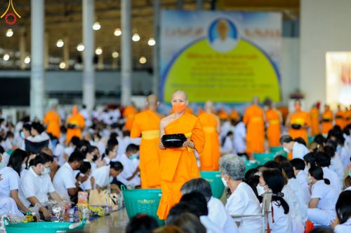 ภาพ No.78835:พิธีตักบาตร ข้าวสารอาหารแห้ง พิธีบูชาข้าวพระ ในวันอาทิตย์ต้นเดือนที่ 2 เมษายน พ.ศ. 2566