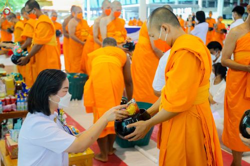 ภาพ No.80313:พิธีตักบาตรฉลองพระใหม่ ในโครงการบรรพชาอุปสมบทหมู่วันคุ้มครองโลก ณ สภาธรรมกายสากล วัดพระธรรมกาย วันอาทิตย์ที่ 16 เมษายน พ.ศ.2566