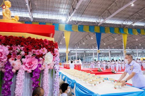 ภาพ No.79008:พิธีวางแผ่นจารึกชื่อ และพิธีวางพวงมาลัยสักการะพระบรมพุทธเจ้า ณ สภาธรรมกายสากล วัดพระธรรมกาย วันที่ 2 เมษายน พ.ศ. 2566