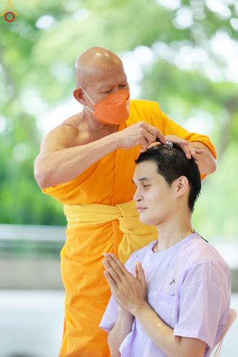 ภาพ No.83583:พิธีตัดปอยผมและปลงผม ในโครงการบรรพชาอุปสมบทหมู่ ธรรมทายาทรุ่นเข้าพรรษา ณ วัดพระธรรมกาย วันอาทิตย์ที่ 16 กรกฎาคม พ.ศ.2566