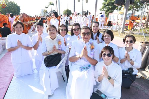 ภาพ No.284276:วันเสาร์ที่ 20 ธันวาคม พ.ศ.2568  พิธีตักบาตรพระ 10,000 รูป เนื่องในโอกาส 194 ปี จังหวัดกาญจนบุรี และอุทิศส่วนกุศลให้แด่บรรพชนทั้งหลาย บริเวณถนนสองแคว (Skywalk) เมืองกาญจนบุรี