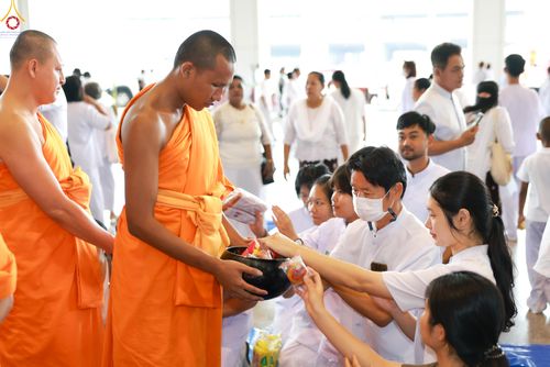 ภาพ No.337716:วันอาทิตย์ต้นเดือน 5 กรกฎาคม พ.ศ.2569 พิธีตักบาตรข้าวสารอาหารแห้ง  ณ บ้านแก้วเรือนทองคุณยายฯ วัดพระธรรมกาย