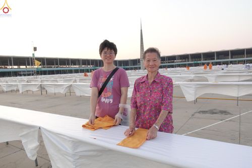 ภาพ No.321221:วันที่ 10-11 เมษายน พ.ศ.2569 การเตรียมกล่องไทยธรรม และการติดผ้ารับประเคน เพื่องานถวายมหาสังฆทาน 40,000 กว่าวัดทั่วประเทศ วันคุ้มครองโลก 22 เมษายน พ.ศ.2569 วัดพระธรรมกาย