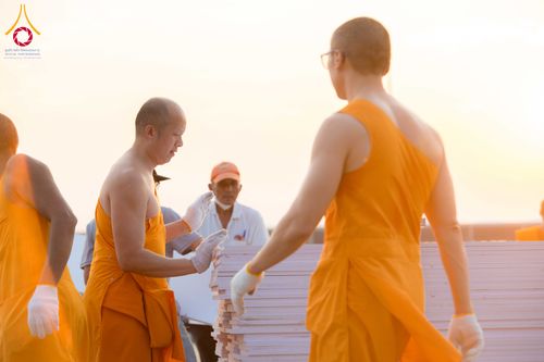 ภาพ No.326512:วันที่ 26 -27 เมษาบน พ.ศ.2569 การเก็บงานแผ่นหน้าโต๊ะที่ลานธรรม งานถวายมหาสังฆทาน 40,000 กว่าวัดทั่วประเทศ ณ ลานธรรม วัดพระธรรมกาย