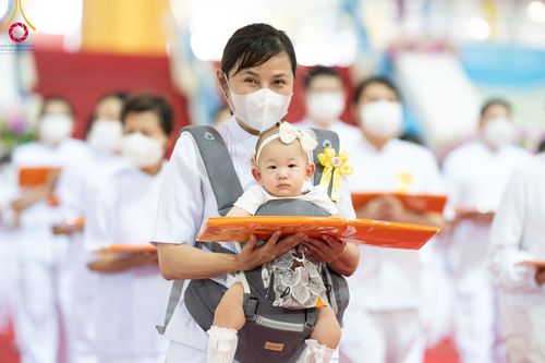 ภาพ No.86498:วันธรรมชัย ปีที่ 55 พิธีทอดผ้าป่ากฐินสมทบครั้งที่1, พิธีเจริญพุทธมนต์ ลูกนิมิตมหาสมบัติฯ พิธีจุดประทีป,พิธีฉลองชัยสวดมนต์บทธัมมจักกัปปวัตนสูตร วันอาทิตย์ที่ 27 สิงหาคม พ.ศ.2566 ณ สภาธรรมกายสากล / มหารัตนวิหารคด วัดพระธรรมกาย