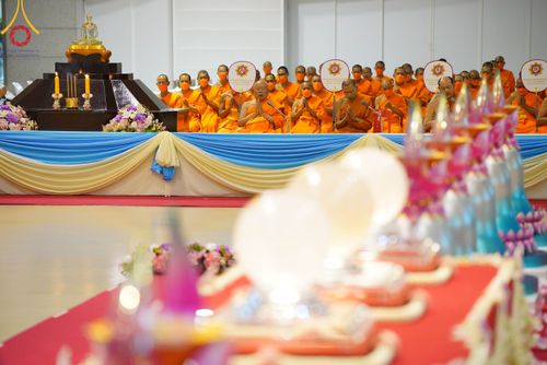 ภาพ No.86433:วันธรรมชัย ปีที่ 55 พิธีทอดผ้าป่ากฐินสมทบครั้งที่1, พิธีเจริญพุทธมนต์ ลูกนิมิตมหาสมบัติฯ พิธีจุดประทีป,พิธีฉลองชัยสวดมนต์บทธัมมจักกัปปวัตนสูตร วันอาทิตย์ที่ 27 สิงหาคม พ.ศ.2566 ณ สภาธรรมกายสากล / มหารัตนวิหารคด วัดพระธรรมกาย