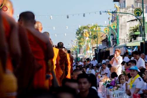 ภาพ No.311230:วันเสาร์ที่ 28 กุมภาพันธ์ พ.ศ. 2569 พิธีตักบาตรพระมหากุศล 11,250 รูป เฉลิมฉลอง 1,250 ปีศรีธรรมราชเจดีย์ สู่มรดกโลก ณ ถนนราชดำเนิน บริเวณหน้าวัดพระมหาธาตุวรมหาวิหาร อ.เมือง จ.นครศรีธรรมราช