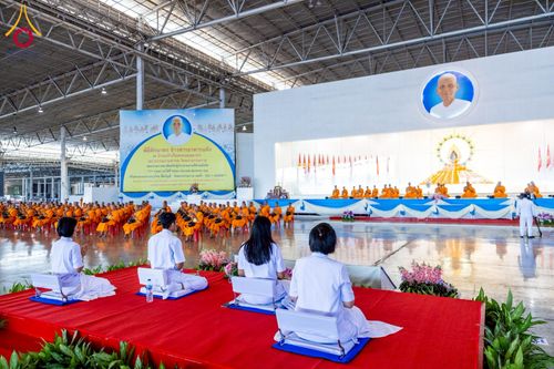 ภาพ No.215177:วันอาทิตย์ต้นเดือนที่ 6 เมษายน พ.ศ. 2568 พิธีตักบาตรข้าวสารอาหารแห้ง ณ บ้านแก้วเรือนทองคุณยาย สภาธรรมกายสากล วัดพระธรรมกาย