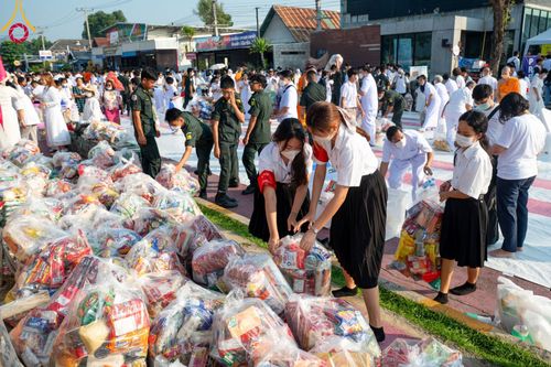 ภาพ No.101959:ตักบาตรพระ 10,000 รูป เติมบุญให้แผ่นดิน เนื่องในโอกาส 192 ปี จังหวัดกาญจนบุรี หนึ่งในโครงการตักบาตรพระ 2,000,000 รูป  77 จังหวัดทุกวัดทั่วไทย วันจันทร์ที่ 11 ธันวาคม พ.ศ. 2566 บริเวณถนนสองแคว (SKY WALK) เมืองกาญจนบุรี
