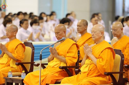 ภาพ No.136704:พิธีตักบาตร พิธีบูชาข้าวพระ ในวันอาทิตย์ต้นเดือนที่ 5 พฤษภาคม พ.ศ. 2567 ณ วัดพระธรรมกาย จ.ปทุมธานี