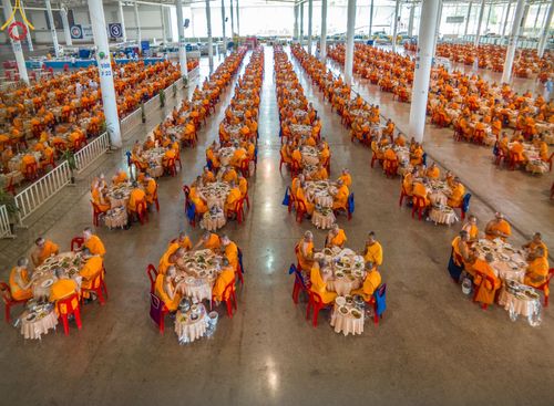 ภาพ No.150044:พิธีตักบาตร , พิธีปฎิบัติธรรม , พิธีถวายภัตตาหารเมนูสวรรค์ ในพรรษาแห่งการเข้าถึงธรรม วันธรรมชัย วันอังคารที่ 27 สิงหาคม พ.ศ.2567 ณ สภาธรรมกายสากล วัดพระธรรมกาย