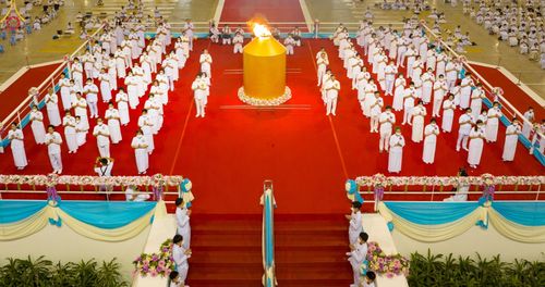 ภาพ No.86979:พิธีตักบาตร , พิธีบูชาข้าวพระ , พิธีจุดเทียนใจ ไฟนิรันดร์ อนันตชัย ในวันอาทิตย์ต้นเดือน 3 กันยายน พ.ศ. 2566 ณ วัดพระธรรมกาย