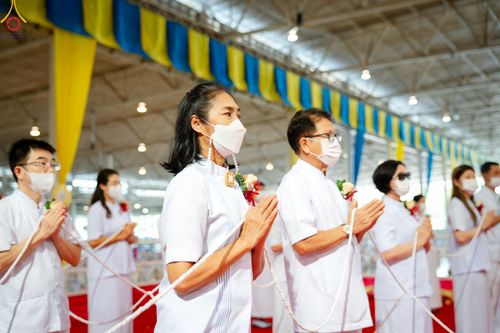 ภาพ No.89577:พิธีตักบาตร ข้าวสารอาหารแห้ง พิธีบูชาข้าวพระ และพิธีจุดเทียนใจ ไฟนิรันดร์  อนันตชัย ณ สภาธรรมกายสากล วัดพระธรรมกาย วันอาทิตย์ที่ 1 ตุลาคม พ.ศ. 2566