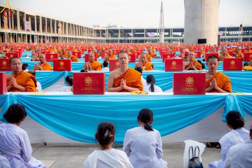 ภาพ No.221700:วันอังคารที่ 22 เมษายน พ.ศ. 2568 ภาพพิธีถวายมหาสังฆทานคณะสงฆ์ 40,000 กว่าวัดทั่วประเทศ เนื่องในวันคุ้มครองโลก ชุดที่ 2 (ปลื้มให้สมการรอคอย) ณ ลานธรรมพระมหาธรรมกายเจดีย์ วัดพระธรรมกาย