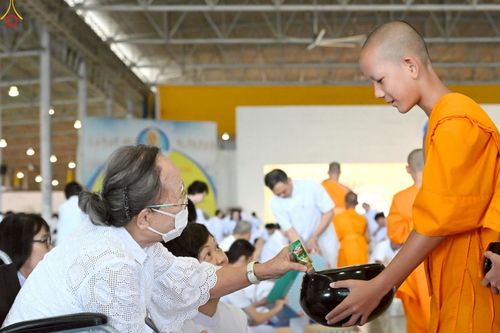 ภาพ No.240538:วันพุธที่ 27 สิงหาคม พ.ศ. 2568 พิธีตักบาตร ในวันธรรมชัย ณ วัดพระธรรมกาย จ.ปทุมธานี