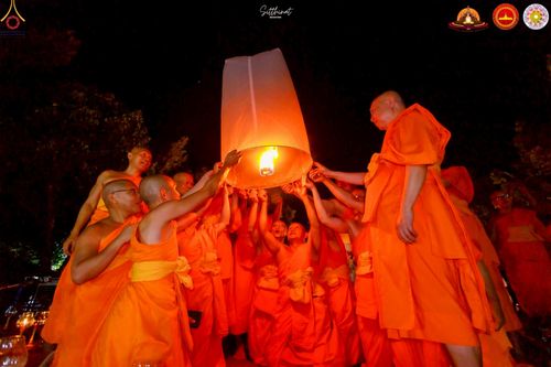 ภาพ No.224618:วันจันทร์ที่ 12 พฤษภาคม พ.ศ. 2568  ชาวพุทธในอินโดนีเซีย ร่วมฉลองวิสาขบูชาจุดประทีปกว่า 200,000 ดวง ณ พระมหาเจดีย์บรมพุทโธ  เจริญพุทธมนต์ถวาย “พระวชิรเกล้าเจ้าอยู่หัว”