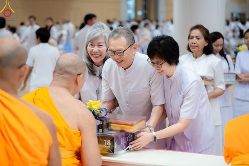 ภาพ No.145375:พิธีถวายผ้าอาบน้ำฝนและประทีปโคมไฟ ณ สภาธรรมกายสากล วัดพระธรรมกาย วันเสาร์ที่ 20 กรกฎาคม พ.ศ. 2567