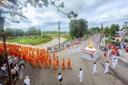 ภาพ No.239315:วันอาทิตย์ที่ 17 สิงหาคม พ.ศ. 2568 พิธีอัญเชิญรูปเหมือนพระมงคลเทพมุนี (สด จันทสโร) ณ ศาลากลางจังหวัดเลย ถึงลานพญานาค สวนสาธารณะกุดป่อง อ.เมือง จ.เลย