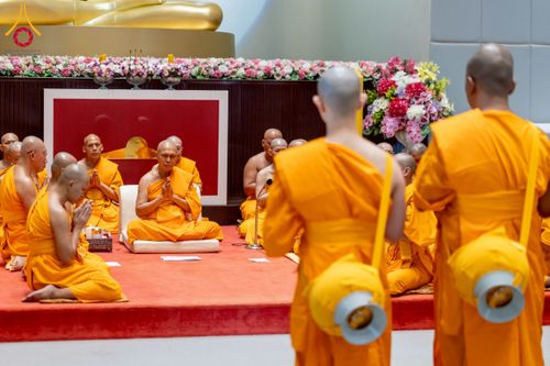 ภาพ No.244923:วันเสาร์ที่ 6 กันยายน พ.ศ. 2568 พิธีถวายบาตร บรรพชา อุปสมบทของนาคธรรมทายาท โครงการอุปสมบทหมู่บูชาธรรมครบรอบ 108 ปี  วันครูผู้ค้นพบวิชชาธรรมกาย ณ โบสถ์พระไตรปิฎก วัดพระธรรมกาย