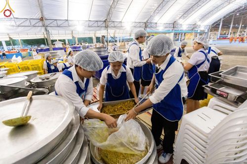 ภาพ No.58959:V.40 ภัตตาหารพระหมื่นวัด เราจัดให้ การปฏิบัติงานของเจ้าหน้าที่และอาสาสมัคร เพื่อรับบุญในการถวายภัตตาหาร แด่คณะสงฆ์ 10,000 กว่าวัดทั่วประเทศ ที่มาร่วมงานวันคุ้มครองโลก จันทร์ที่ 22 เมษายน พ.ศ. 2567 ณ วัดพระธรรมกาย