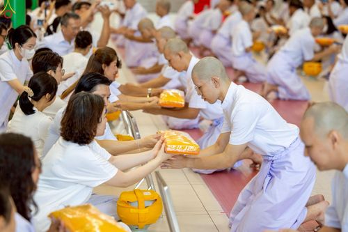 ภาพ No.228999:วันเสาร์ที่ 14 มิถุนายน พ.ศ. 2568 พิธีเวียนประทักษิณ , พิธีขอขมารับผ้าไตร ในโครงการบรรพชาอุปสมบทหมู่ ผู้บริหารรุ่นที่ 15 และ อุดมศึกษา รุ่นที่ 52 ณ โบสถ์พระไตรปิฎก วัดพระธรรมกาย