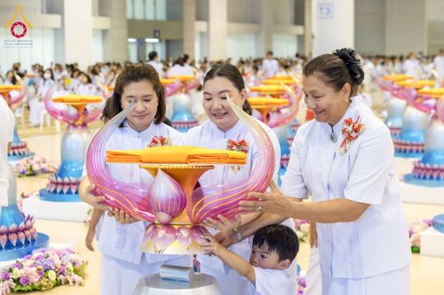 ภาพ No.134443:พิธีทอดผ้าป่าสมทบ มหาสังฆทาน 10,000 วัด ทั่วไทย วันอาทิตย์ต้นเดือนที่ 7 เมษายน พ.ศ.2567 ณ ห้องแก้วสารพัดนึก 1 สภาธรรมกายสากล  วัดพระธรรมกาย จ.ปทุมธานี