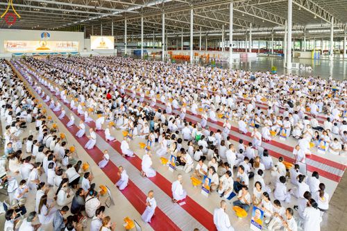 ภาพ No.215091:วันเสาร์ที่ 5 เมษายน พ.ศ. 2568 พิธีเวียนประทักษิณรอบพระมหาธรรมกายเจดีย์  พิธีวันทาเจดีย์ พิธีขอขมาและมอบผ้าไตร ในโครงการบรรพชาสามเณรฟื้นฟูพระพุทธศาสนาทั่วไทย , โครงการหน่อแก้วเปรียญธรรม รุ่นที่ 13 ,  โครงการสามเณรยุวธรรมทายาท รุ่นที่ 33 , โครงการสามเณรมั