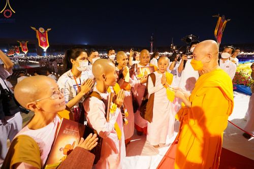 ภาพ No.77334:พิธีจุดมาฆประทีป ในวันมาฆบูชา อาทิตย์ต้นเดือนที่ 6 มีนาคม พ.ศ. 2566 ณ วัดพระธรรมกาย อ.คลองหลวง จ.ปทุมธานี