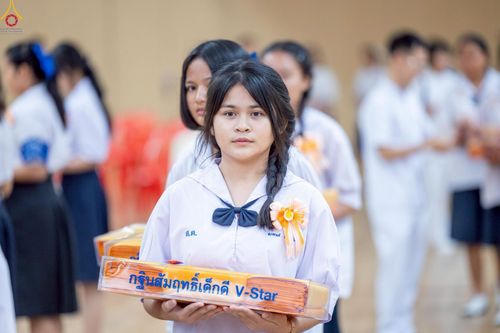 ภาพ No.246057:วันเสาร์ที่ 13 กันยายน พ.ศ. 2568 พิธีมอบผ้าไตรประธานกฐินสัมฤทธิ์เด็กดี V-Star ณ สภาธรรมกายสากล วัดพระธรรมกาย