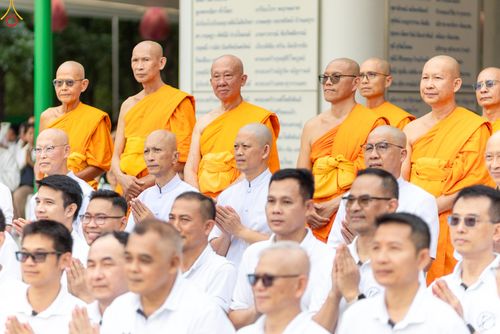 ภาพ No.330603:วันที่ 30 พฤษภาคม พ.ศ.2569 พิธีตัดปอยผมและปลงผม อุบาสกอุปสมบทอุทิศชีวิต 11 ท่าน (ภาพชุดที่ 2) ณ โบสถ์พระไตรปิฎก วัดพระธรรมกาย จังหวัดปทุมธานี