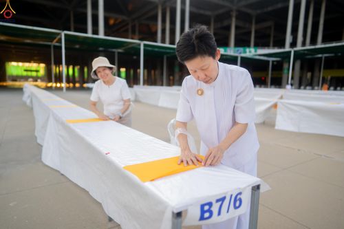 ภาพ No.321196:วันที่ 10-11 เมษายน พ.ศ.2569 การเตรียมกล่องไทยธรรม และการติดผ้ารับประเคน เพื่องานถวายมหาสังฆทาน 40,000 กว่าวัดทั่วประเทศ วันคุ้มครองโลก 22 เมษายน พ.ศ.2569 วัดพระธรรมกาย