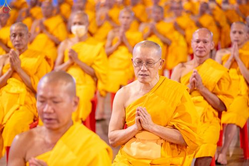 ภาพ No.280300:วันที่ 31 ธันวาคม พ.ศ.2568 -วันที่ 1 มกราคม พ.ศ.2569 พิธีฉลองชัยสวดมนต์บทธัมมจักกับปปวัตนสูตร ครบ 8,000,000,000 จบ , พิธีสวดมนต์ข้ามปี ณ วัดพระธรรมกาย