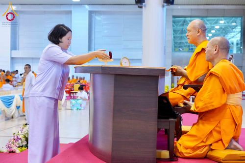 ภาพ No.338079:วันอาทิตย์ต้นเดือน 5 กรกฎาคม พ.ศ.2569 สัมมนาพิเศษ พิธีมอบพระของขวัญ ณ ห้องแก้วสารพัด1 วัดพระธรรมกาย