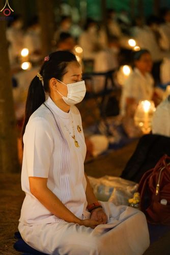 ภาพ No.69545:พิธีจุดประทีปถวายเป็นพุทธบูชา และบูชาธรรมมหาปูชนียาจารย์ ในโครงการธรรมยาตรากตัญญูบูชา มหาปูชนียาจารย์ พระมงคลเทพมุนี(สด จนฺทสโร) พระผู้ปราบมาร ปีที่ 11 ณ อนุสรณ์สถานมหาวิหารพระมงคลเทพมุนี อ.สองพี่น้อง จ.สุพรรณบุรี