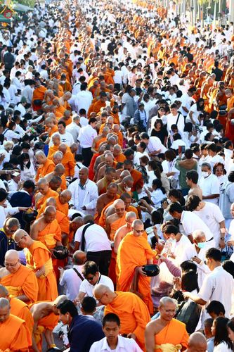 ภาพ No.284250:วันเสาร์ที่ 20 ธันวาคม พ.ศ.2568  พิธีตักบาตรพระ 10,000 รูป เนื่องในโอกาส 194 ปี จังหวัดกาญจนบุรี และอุทิศส่วนกุศลให้แด่บรรพชนทั้งหลาย บริเวณถนนสองแคว (Skywalk) เมืองกาญจนบุรี