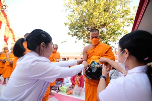 ภาพ No.72097:พิธีตักบาตรพระธรรมยาตราฯ ในโครงการธรรมยาตรากตัญญูบูชา มหาปูชนียาจารย์ พระมงคลเทพมุนี(สด จนฺทสโร) พระผู้ปราบมาร ปีที่ 11 ณ อนุสรณ์สถานลำดับที่ 3 สถานที่เกิดใหม่ในเพศสมณะ วัดสองพี่น้อง อ.สองพี่น้อง จ.สุพรรณบุรี วันที่ 18 มกราคม พ.ศ. 2566