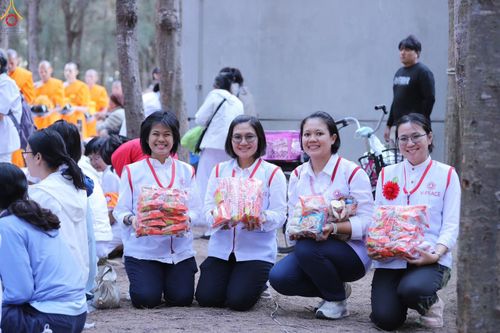 ภาพ No.300564:ภาพเบื้องหลังอาสาสมัครรวมใจ ชุดที่ 3 ในโครงการธรรมยาตรา กตัญญูบูชา มหาปูชนียาจารย์ พระมงคลเทพมุนี(สด จนฺทสโร) พระผู้ปราบมาร อนุสรณ์สถาน 7 แห่ง ปีที่ 14