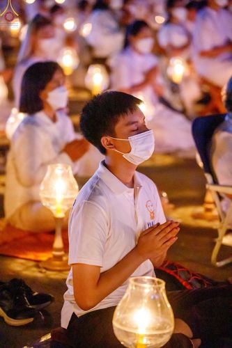 ภาพ No.73486:พิธีจุดประทีปถวายเป็นพุทธบูชา และบูชาธรรมมหาปูชนียาจารย์ ในโครงการธรรมยาตรากตัญญูบูชา มหาปูชนียาจารย์ พระมงคลเทพมุนี(สด จนฺทสโร) พระผู้ปราบมาร ปีที่ 11 ณ อนุสรณ์สถานลำดับที่ 4 สถานที่เกิดด้วยกายธรรม วัดโบสถ์ (บน) บางคูเวียง อ.บางกรวย จ.นนทบุรี วันที่ 21 