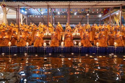 ภาพ No.73343:พิธีจุดประทีปถวายเป็นพุทธบูชา และบูชาธรรมมหาปูชนียาจารย์ ในโครงการธรรมยาตรากตัญญูบูชา มหาปูชนียาจารย์ พระมงคลเทพมุนี(สด จนฺทสโร) พระผู้ปราบมาร ปีที่ 11 ณ อนุสรณ์สถานลำดับที่ 4 สถานที่เกิดด้วยกายธรรม วัดโบสถ์ (บน) บางคูเวียง อ.บางกรวย จ.นนทบุรี วันที่ 21 