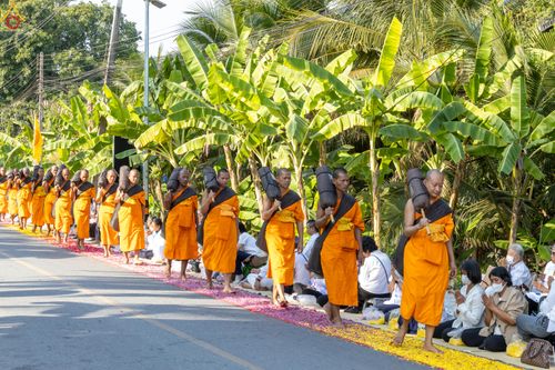 ภาพ No.290442:วันที่ 7 มกราคม พ.ศ. 2569 พิธีต้อนรับพระธรรมยาตรา ณ อนุสรณ์สถานลำดับที่ 2  สถานที่ตั้งมโนปณิธานบวชตลอดชีวิต อนุสรณ์สถานคลองบางนางแท่น (ภาพชุดที่ 2) อ.สามพราน จ.นครปฐม ในโครงการธรรมยาตรา กตัญญูบูชา มหาปูชนียาจารย์ พระมงคลเทพมุนี(สด จนฺทสโร) พระผู้ปราบมาร 