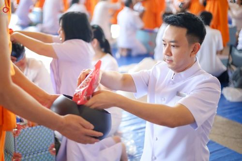 ภาพ No.345423:วันพฤหัสบดีที่ 27 สิงหาคม พ.ศ.2569 พิธีตักบาตรในวันธรรมชัย ณ สภาธรรมกายสากล วัดพระธรรมกาย ปทุมธานี
