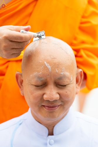 ภาพ No.330252:วันที่ 30 พฤษภาคม พ.ศ.2569 พิธีตัดปอยผมและปลงผม อุบาสกอุปสมบทอุทิศชีวิต 11 ท่าน ณ โบสถ์พระไตรปิฎก วัดพระธรรมกาย จังหวัดปทุมธานี