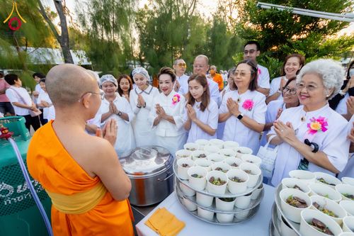 ภาพ No.288103:วันที่ 4 มกราคม พ.ศ. 2569 พิธีถวายภัตตาหารเป็นสังฆทาน แด่พระธรรมยาตรา ในโครงการธรรมยาตรา กตัญญูบูชา มหาปูชนียาจารย์ พระมงคลเทพมุนี(สด จนฺทสโร) พระผู้ปราบมาร อนุสรณ์สถาน 7 แห่ง ปีที่ 14 ณ อนุสรณ์สถานมหาวิหารพระมงคลเทพมุนี (โลตัสแลนด์) อ.สองพี่น้อง จ.สุพรร