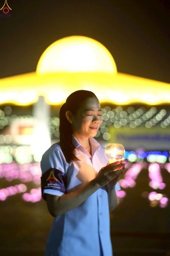 ภาพ No.224147:วันวิสาขบูชา วันอาทิตย์ที่ 11 พฤษภาคม พ.ศ. 2568 พิธีจุดวิสาขประทีป ,  พิธีเวียนประทักษิณรอบพระมหาธรรมกายเจดีย์ , พิธีฉลองชัยสวดมนต์บทธัมมจักกัปปวัตตนสูตร ครบ 7,357,000,000 จบ ณ มหารัตนวิหารคด วัดพระธรรมกาย