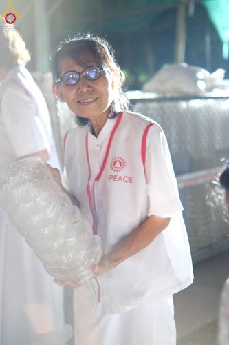 ภาพ No.130189:V.34 เพื่อธรรมเพื่อบางกล่ำ การรับบุญของเจ้าหน้าที่หน่วยงานต่างๆ  เพื่องานธรรมยาตราอัญเชิญพระบรมสารีริกธาตุ ประดิษฐาน ณ มหารัตนเจดีย์สิริปทุมสวรรค์ (เจดีย์อริยพุทธะ 5 พระองค์) ณ ศูนย์ปฏิบัติธรรมภาคใต้ อ.บางกล่ำ จ.สงขลา ระหว่างวันที่ 9-10 มีนาคม พ.ศ. 2567