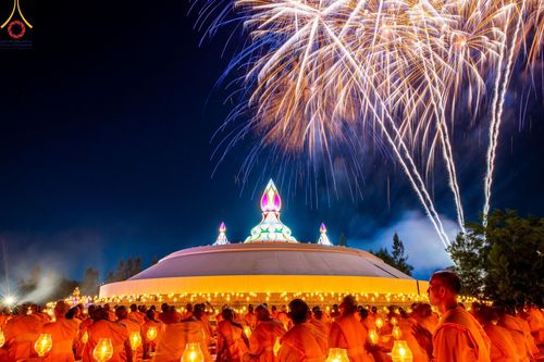 ภาพ No.192821:พิธีจุดประทีปถวายเป็นพุทธบูชา และบูชาธรรมมหาปูชนียาจารย์ ณ อนุสรณ์สถานคลองบางนางแท่น อ.สามพราน จ.นครปฐม ในโครงการธรรมยาตรา กตัญญูบูชา มหาปูชนียาจารย์ พระมงคลเทพมุนี(สด จนฺทสโร) พระผู้ปราบมาร อนุสรณ์สถาน 7 แห่ง ปีที่ 13 วันที่ 10 มกราคม พ.ศ. 2568