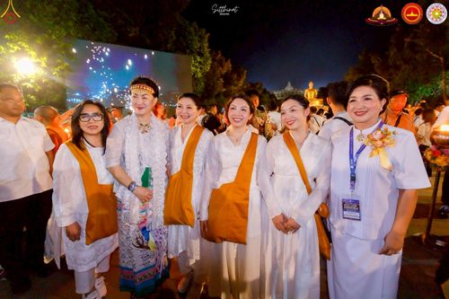 ภาพ No.224663:วันจันทร์ที่ 12 พฤษภาคม พ.ศ. 2568  ชาวพุทธในอินโดนีเซีย ร่วมฉลองวิสาขบูชาจุดประทีปกว่า 200,000 ดวง ณ พระมหาเจดีย์บรมพุทโธ  เจริญพุทธมนต์ถวาย “พระวชิรเกล้าเจ้าอยู่หัว”