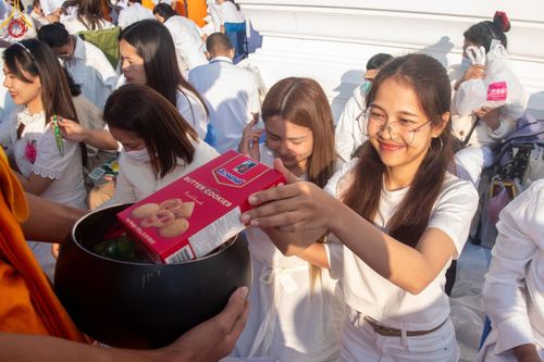 ภาพ No.197823:พิธีตักบาตรพระธรรมยาตรา ณ อนุสรณ์สถานลำดับที่ 4 สถานที่เกิดด้วยกายธรรม วัดโบสถ์(บน) ต.บางคูเวียง จ.นนทบุรี ในโครงการธรรมยาตรา กตัญญูบูชา มหาปูชนียาจารย์ พระมงคลเทพมุนี(สด จนฺทสโร) พระผู้ปราบมาร อนุสรณ์สถาน 7 แห่ง ปีที่ 13 วันที่ 19 มกราคม พ.ศ. 2568